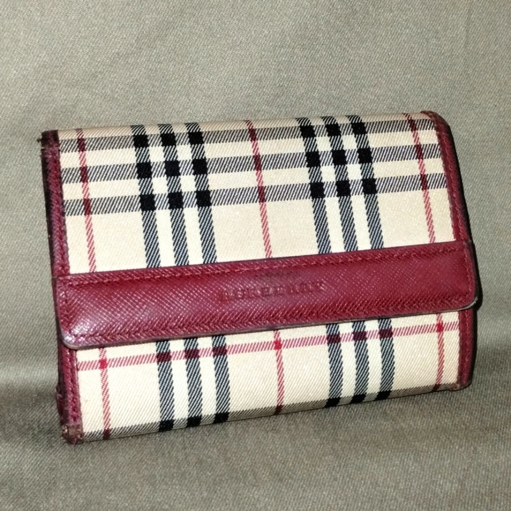 VINTAGE BURBERRY WALLET ~GREAT CONDITION~ AUTHENTIC ~LOTS OF PLACES TO PUT STUFF